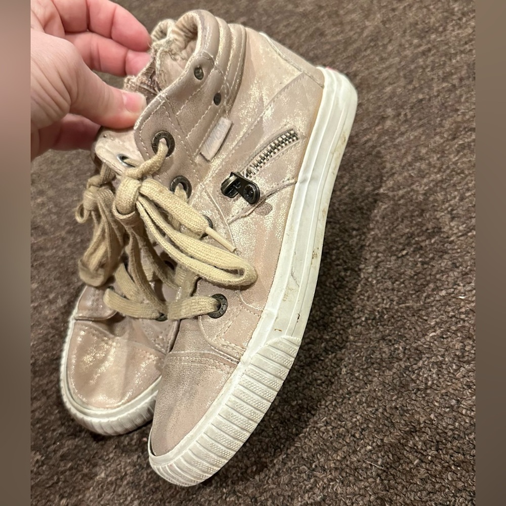 EUC! Blowfish Rose Gold shimmer Beige High-Top Sneakers Sz 3 kids (429)